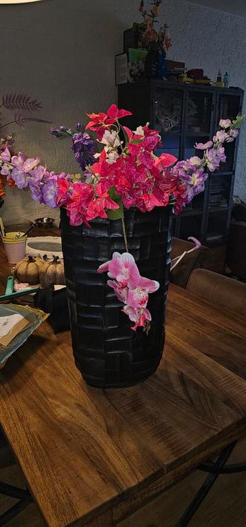 Zwarte Bloempot met Kunstbloemen - Zwaar! beschikbaar voor biedingen