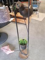 Vloerlamp 150 hoog 50 euro met onder n   plabtenbak, Huis en Inrichting, Lampen | Vloerlampen, Ophalen of Verzenden, Nieuw