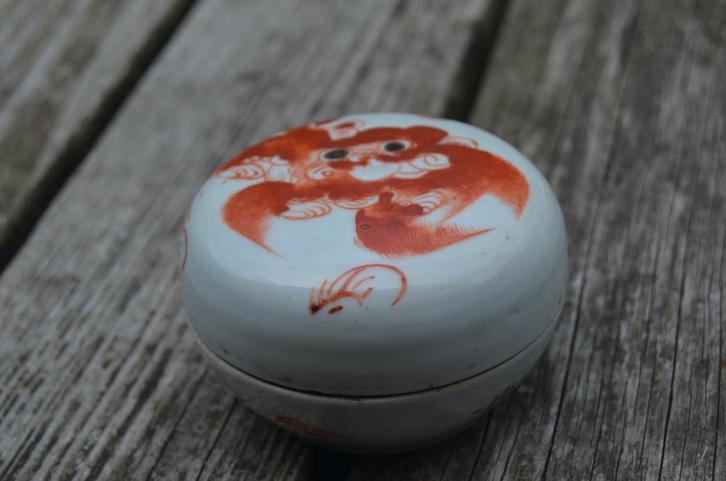 Chinees porseleinen dekseldoosje met red iron dec. Foo Dog, Antiek en Kunst, Kunst | Niet-Westerse kunst, Ophalen of Verzenden