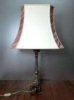 Een fraaie tafellamp in klassieke stijl. 71 cm. hoog., Metaal, Gebruikt, 50 tot 75 cm, Klassiek