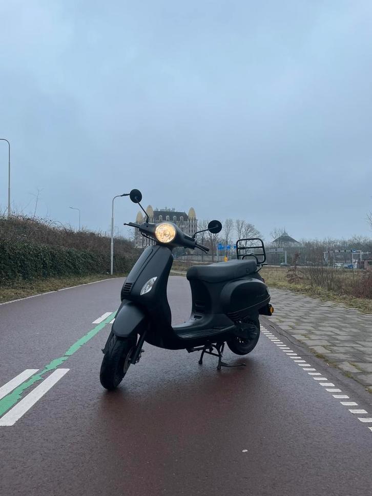 Senzo Riva - Leuke beginner scooter, Fietsen en Brommers, Snorfietsen en Snorscooters, Zo goed als nieuw, Overige merken, Benzine