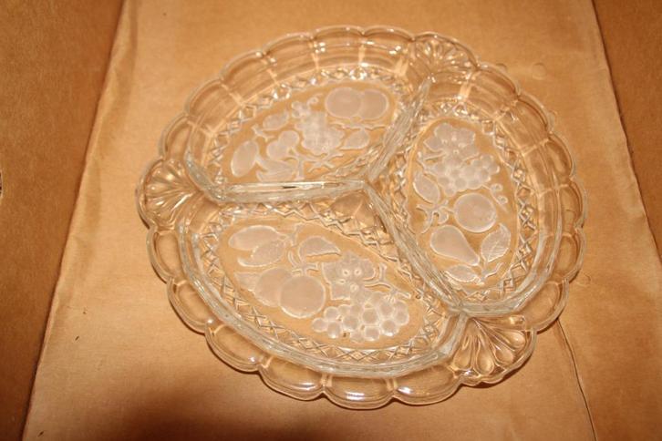 schaal 3 vaks met fruit., Huis en Inrichting, Woonaccessoires | Schalen en Manden, Gebruikt, Schaal, Rond, Glas, Ophalen of Verzenden