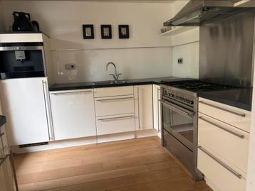 Gebruikte keuken met veel apparatuur. beschikbaar voor biedingen
