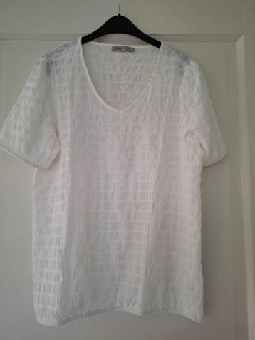 mooi wit t-shirt met motief in stof beschikbaar voor biedingen