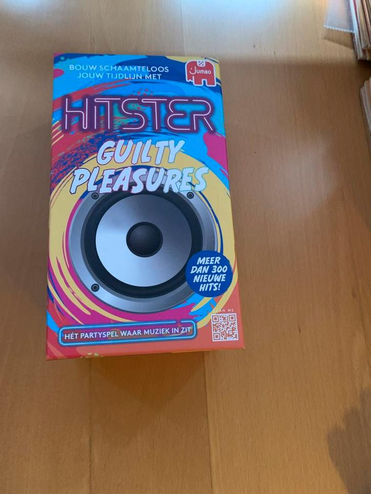 Hitster Guilty Pleasures - Muziekspel, Hobby en Vrije tijd, Gezelschapsspellen | Bordspellen, Zo goed als nieuw, Een of twee spelers