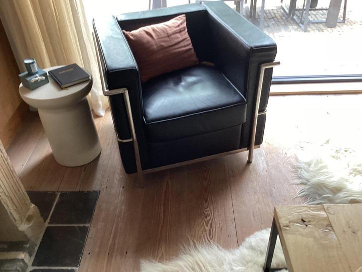 Zetels Lc2 replyca corbusier, Huis en Inrichting, Fauteuils, Gebruikt, Leer, Minder dan 50 cm, 75 tot 100 cm, Ophalen