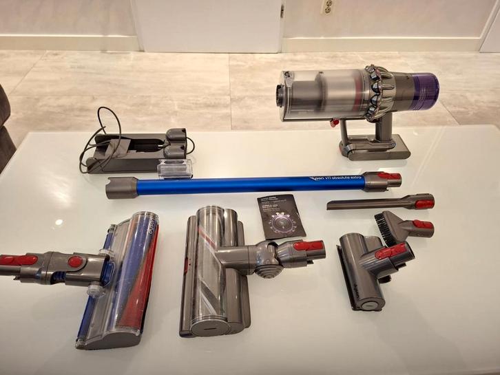 Dyson V11 Absolute Extra Steelstofzuiger Met Accessoires, Witgoed en Apparatuur, Stofzuigers, Zo goed als nieuw, Ophalen of Verzenden