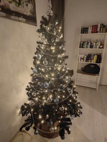 Zwarte kerstboom beschikbaar voor biedingen