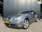 BMW 5-serie Touring 525i Exe '05 Aut/Leder/Navi/Apk5-25, Auto's, Te koop, Zilver of Grijs, Benzine, 1565 kg