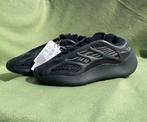 Adidas Yeezy 700 V3 Dark Glow. Maat 45, Ophalen of Verzenden, Nieuw, Zwart