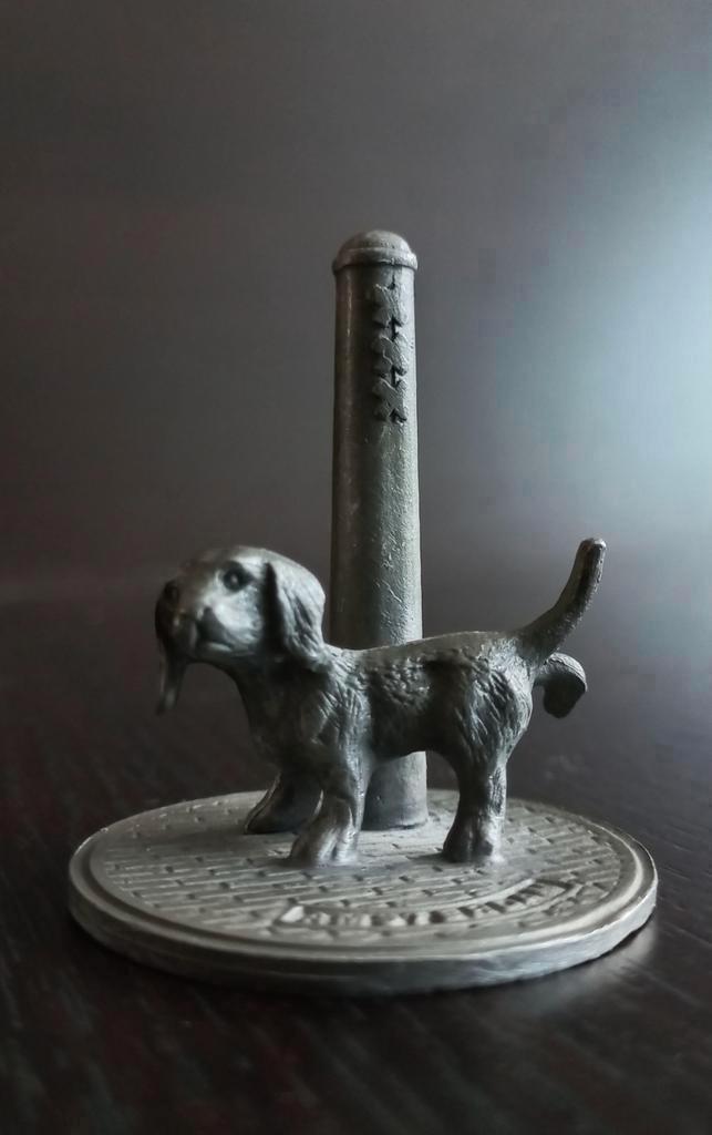 Miniatuur tinnen beeldje figuur hond plassend op een paal, Verzamelen, Beelden en Beeldjes, Ophalen of Verzenden
