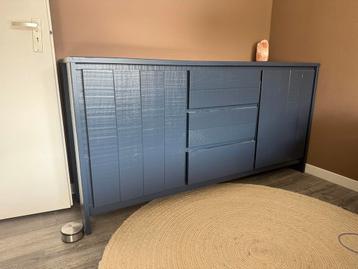 Houten dressoir beschikbaar voor biedingen