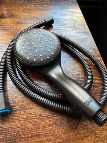 Zwarte douche kop Grohe en stalen slang beschikbaar voor biedingen