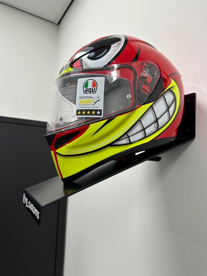 Helmhouder met jas houder - Incl. sticker naar keuze!, Motoren, Kleding | Motorhelmen, Dames, Overige typen, M, Overige merken