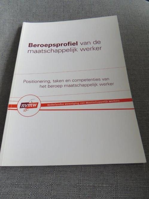 Beroepsprofiel van de maatschappelijk werker (NVMW), Boeken, Studieboeken en Cursussen, Zo goed als nieuw, HBO, Ophalen of Verzenden