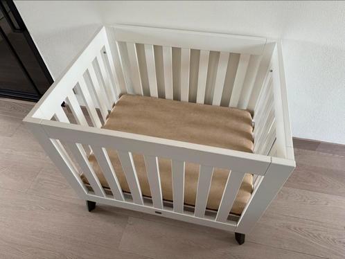 TWF Baby Box Riva zonder lade kleur Wit met zwarte pootjes, Kinderen en Baby's, Boxen, Zo goed als nieuw, Rechthoekig, In hoogte verstelbaar