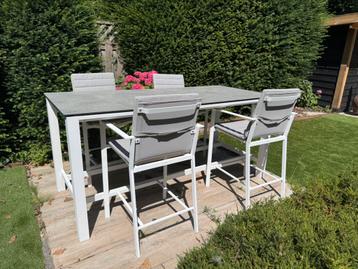 Supermooie bar tafel met stoelen in hele goede staat beschikbaar voor biedingen