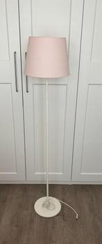 IKEA Lampvoet Wit met Roze Kap, Huis en Inrichting, Lampen | Vloerlampen, Ophalen of Verzenden, Zo goed als nieuw, Metaal, Minder dan 100 cm