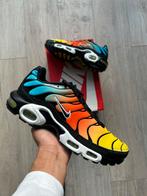 Nike Air Max Plus “Baltic Blue/Safety Orange” - Maat 42,5, Kleding | Heren, Overige kleuren, Nike, Nieuw, Ophalen of Verzenden