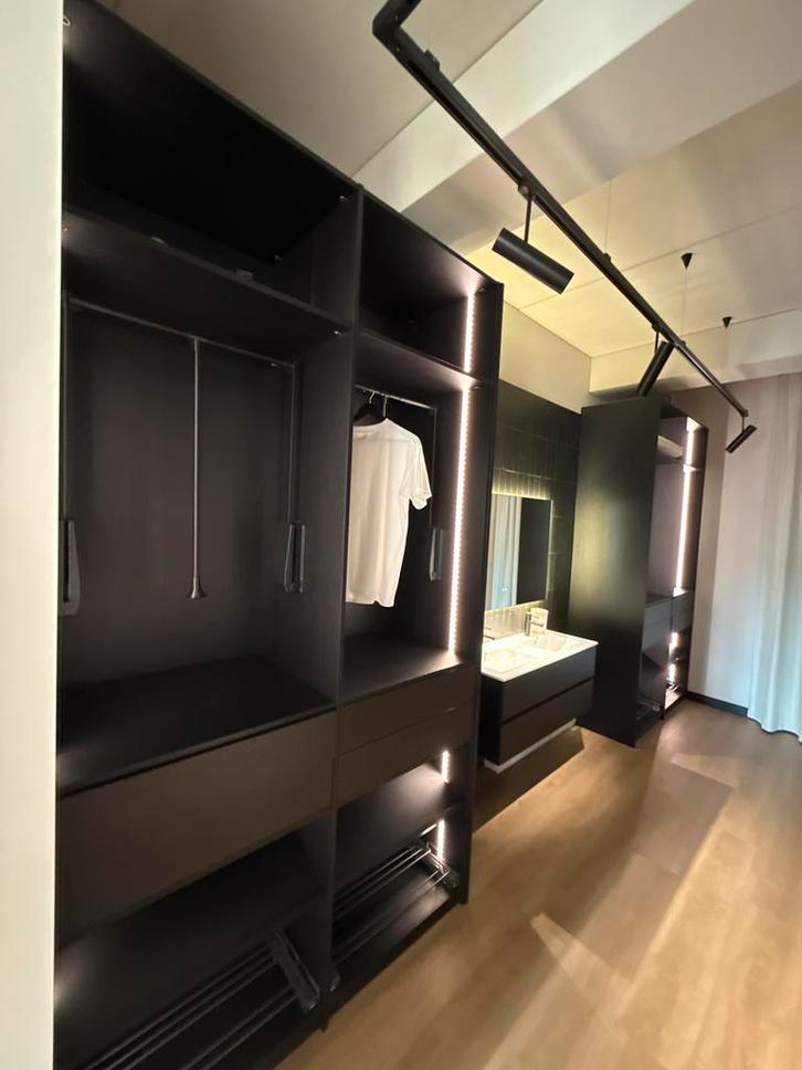 Inloop kledingkast met veel opbergruimte, Huis en Inrichting, Kasten | Kledingkasten, Zo goed als nieuw, 200 cm of meer, 200 cm of meer