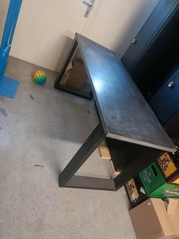 bureau met betonblad antraciet, en stalen poten