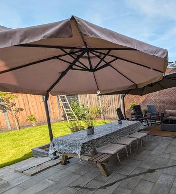 Zweefparasol met voet beschikbaar voor biedingen