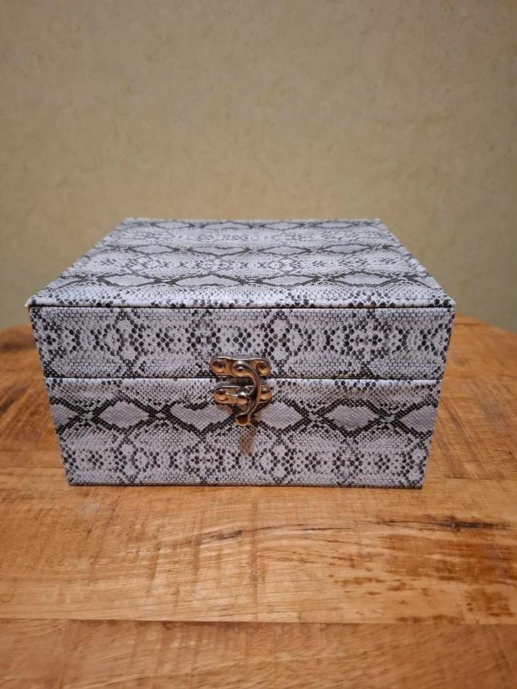 Luxe Sieradenbox met Slangenprint - 19 x 17 x 11 cm, Sieraden, Tassen en Uiterlijk, Beautycases, Gebruikt, Hardcase, Grijs, Ophalen of Verzenden