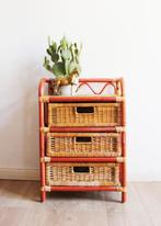 Rotan vintage kastje met rode details. Boho ladekast, Huis en Inrichting, Kasten | Ladekasten, Ophalen, Overige materialen, Minder dan 50 cm