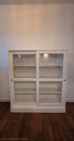Mooie witte vitrinekast met glazen schuifdeuren, Huis en Inrichting, Kasten | Vitrinekasten, Ophalen, Met deur(en), 100 tot 150 cm