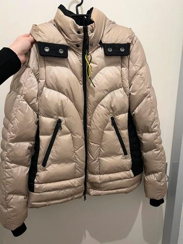 Vrijwel nieuw beige Creenstone jas dons kort beige sportief beschikbaar voor biedingen
