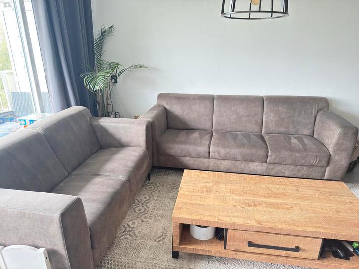 Bank taupe grijs bruin 2zits 3zits, Huis en Inrichting, Banken | Complete zithoeken, Zo goed als nieuw, Kunststof, Ophalen