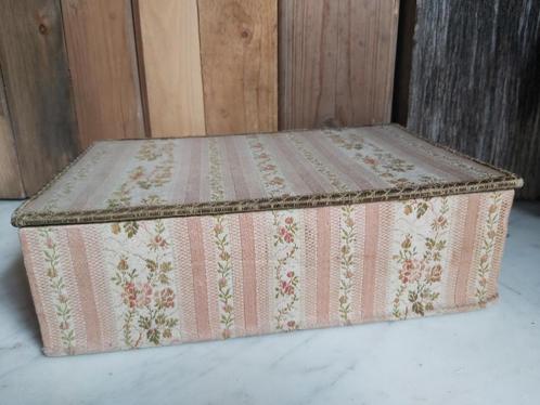 Mooie oude franse stoffen doos roze met bloemdecoratie, Antiek en Kunst, Curiosa en Brocante, Verzenden