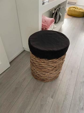 Poef / bijzettafel beschikbaar voor biedingen
