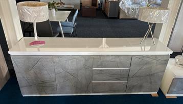 Nieuw: hoogglans wit dressoir met marmerlook