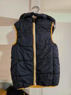 Leuke bodywarmer met capuchon in perfectestaat. Maat 110cm, Kinderen en Baby's, Kinderkleding | Maat 110, Ophalen of Verzenden