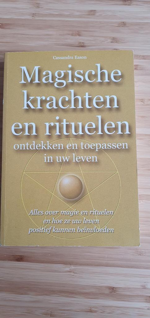 Magische Krachten en Rituelen - Cassandra Eason, Boeken, Esoterie en Spiritualiteit, Zo goed als nieuw, Achtergrond en Informatie