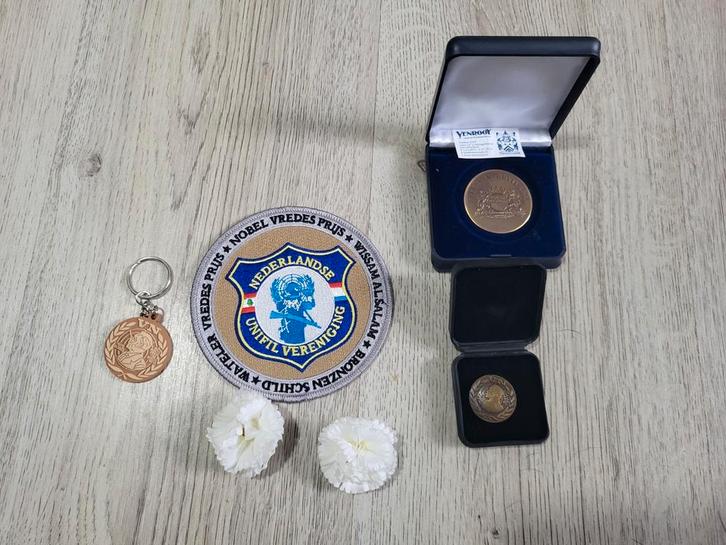 UNIFIL veteranen coin en Nobelprijs voor de vrede, Verzamelen, Militaria | Algemeen, Landmacht, Embleem of Badge, Nederland, Ophalen of Verzenden