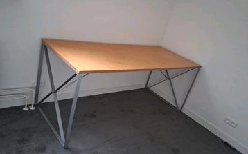 Bureau met ijzeren X poten - 180x74x74 cm beschikbaar voor biedingen