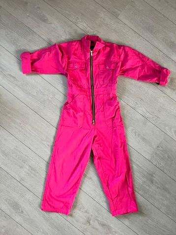 Roze overall beschikbaar voor biedingen