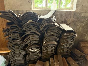 Handvorm oud-Hollandse dakpannen donkergrijs en rood beschikbaar voor biedingen