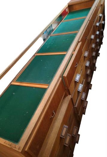 Grote vintage winkel toonbank veel laden  beschikbaar voor biedingen