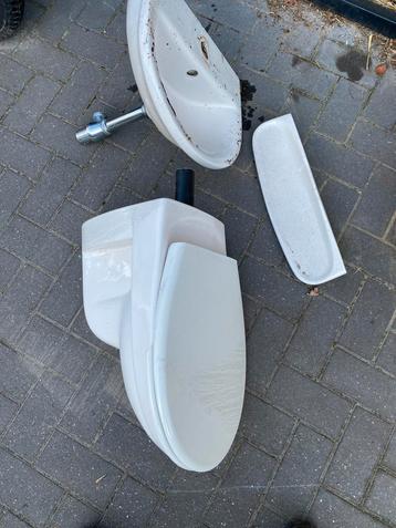 Wc-wasbakje en toebehoren.  beschikbaar voor biedingen