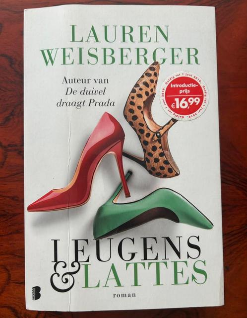 Lauren Weisberger - Leugens en lattes, Boeken, Literatuur, Zo goed als nieuw, Nederland, Ophalen of Verzenden