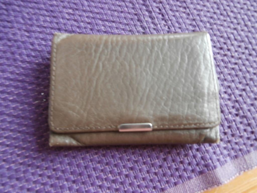 oude portemonnee van leer met div vakken bruin, Sieraden, Tassen en Uiterlijk, Portemonnees, Ophalen of Verzenden, Gebruikt, Bruin