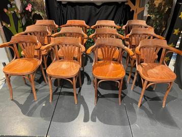 Vintage Houten Caféstoelen – 12 stuks | €22.50 per stuk beschikbaar voor biedingen