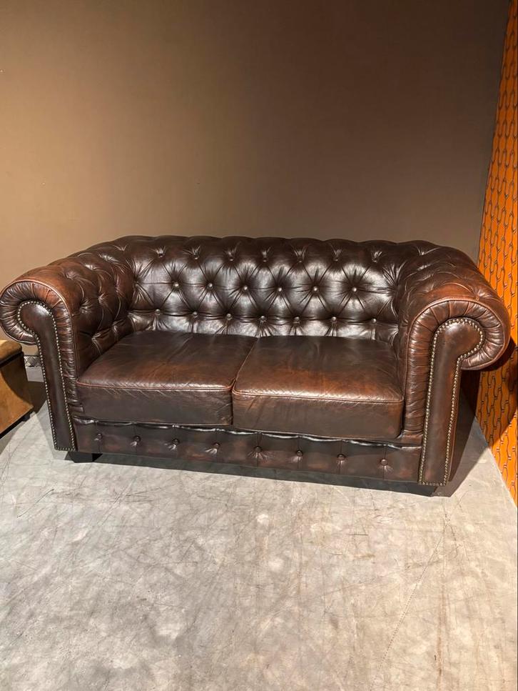 Antiekbruine Chesterfield 2-zits Bank, Huis en Inrichting, Banken | Bankstellen, Gebruikt, Rechte bank, Tweepersoons, 150 tot 200 cm