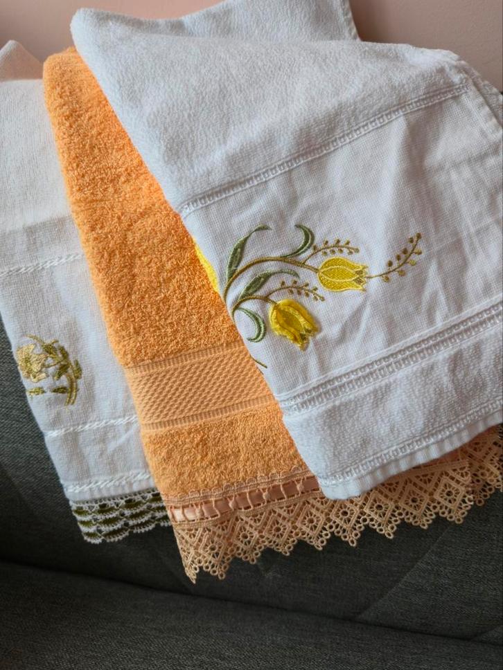 Vintage handdoeken set | Gastendoeken met kant, Huis en Inrichting, Badkamer | Badtextiel en Accessoires, Nieuw, Handdoek, Wit