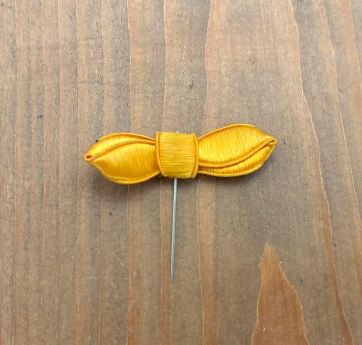Oranje strik speldje Bevrijding mei 1946 pin speld wo2, Verzamelen, Militaria | Tweede Wereldoorlog, Overige soorten, Embleem of Badge