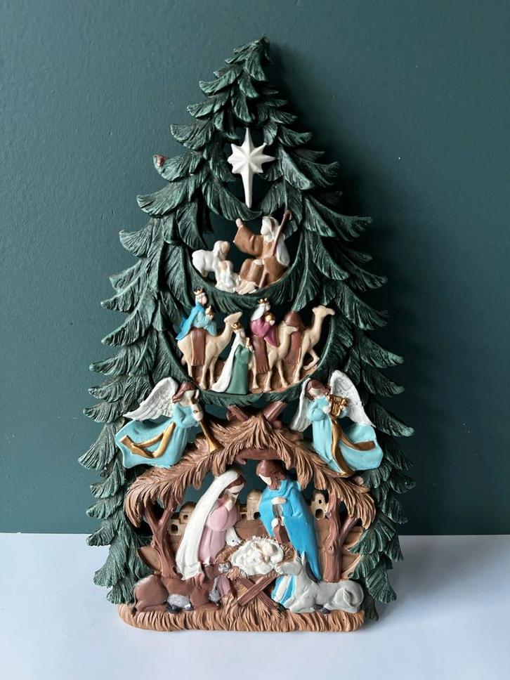 Kerststal Plaque in Vorm van een Kerstboom, Antiek en Kunst, Antiek | Religie, Ophalen of Verzenden