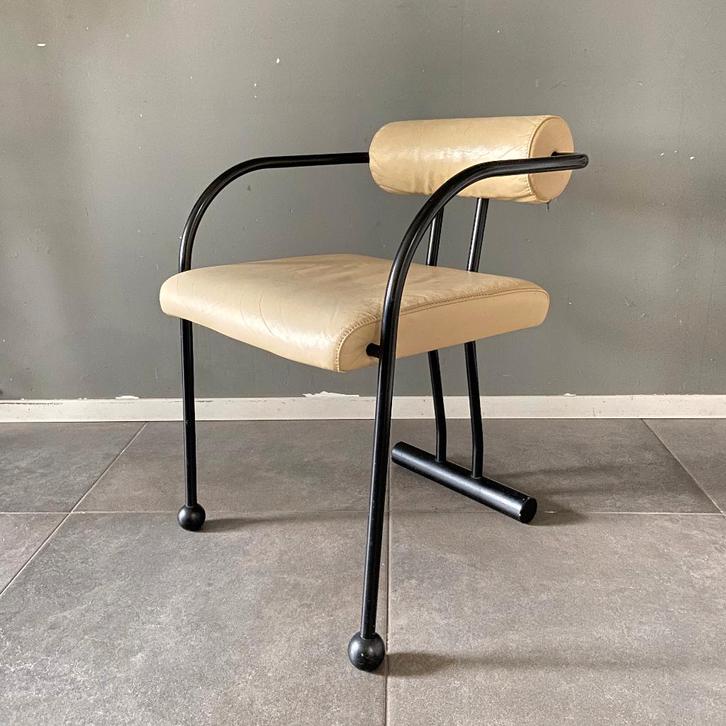 Vintage Noors Post modern design stoel ecru Memphis stijl, Huis en Inrichting, Stoelen, Gebruikt, Eén, Hout, Kunststof, Leer, Metaal